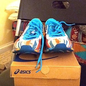 WOMEN'S RUNNING SHOES